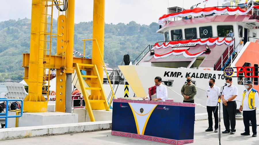 Presiden Joko Widodo meresmikan tujuh pelabuhan penyeberangan dan empat kapal motor penumpang (KMP) di Kawasan Dermaga Pelabuhan Ajibata, Kabupaten Toba, pada Rabu, 2 Februari 2022. (Dok: Biro Pers Sekretariat Presiden)