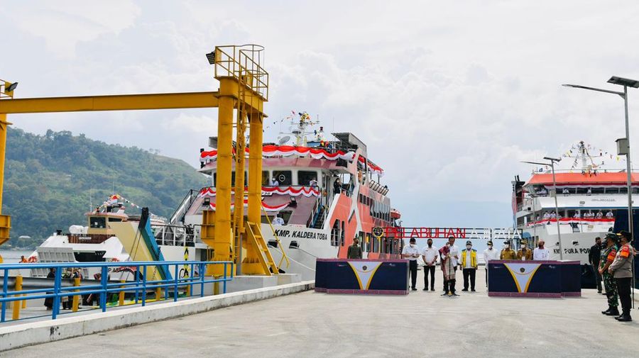 Presiden Joko Widodo meresmikan tujuh pelabuhan penyeberangan dan empat kapal motor penumpang (KMP) di Kawasan Dermaga Pelabuhan Ajibata, Kabupaten Toba, pada Rabu, 2 Februari 2022. (Dok: Biro Pers Sekretariat Presiden)