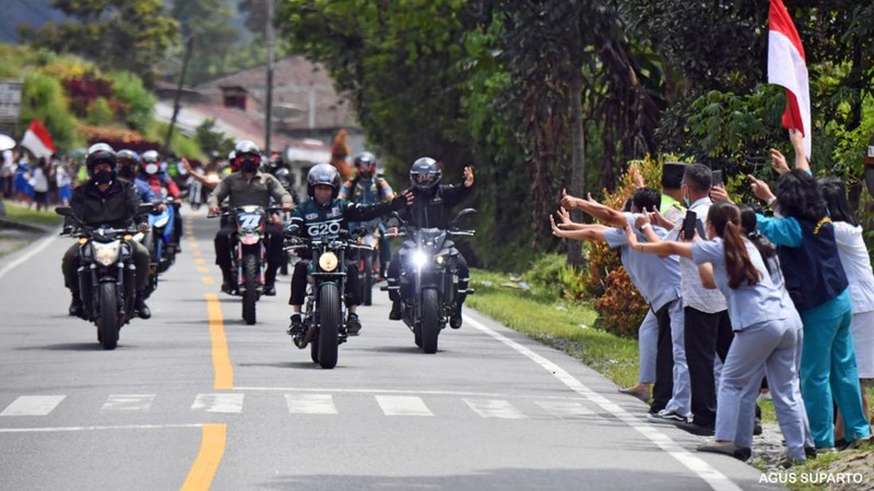 Presiden Joko Widodo membagikan bantuan langsung tunai bagi para pedagang kaki lima dan warung di Pasar Porsea, Kabupaten Toba, Provinsi Sumatera Utara, pada Rabu, 2 Februari 2022. Bantuan sebesar Rp1,2 juta per orang tersebut diharapkan bisa membantu meringankan beban para pedagang yang terdampak pandemi Covid-19. (Biro Pers Sekretariat Presiden)