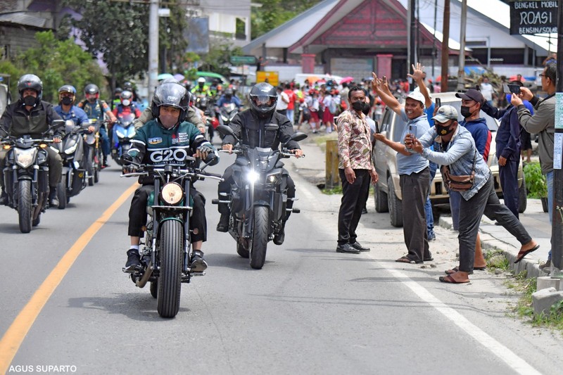 Presiden Jokowi dan sejumlah menteri yang mendampinginya dalam kunjungan kerja di Sumatera Utara menaiki sepeda motor dari Simpang Tiga Bandar Udara Sibisa, Kabupaten Toba menuju Kawasan Pantai Bebas Parapat, Kabupaten Simalungun, Rabu, 2 Februari 2022. (Dok: Biro Pers Sekretariat Presiden) Presiden Jokowi dan sejumlah menteri yang mendampinginya dalam kunjungan kerja di Sumatera Utara menaiki sepeda motor dari Simpang Tiga Bandar Udara Sibisa, Kabupaten Toba menuju Kawasan Pantai Bebas Parapat, Kabupaten Simalungun, Rabu, 2 Februari 2022. (Dok: Biro Pers Sekretariat Presiden)