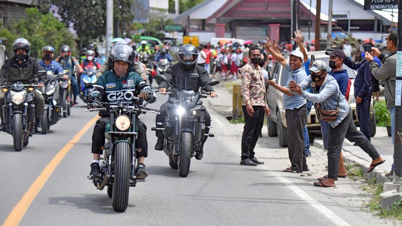 Presiden Jokowi dan sejumlah menteri yang mendampinginya dalam kunjungan kerja di Sumatera Utara menaiki sepeda motor dari Simpang Tiga Bandar Udara Sibisa, Kabupaten Toba menuju Kawasan Pantai Bebas Parapat, Kabupaten Simalungun, Rabu, 2 Februari 2022. (Dok: Biro Pers Sekretariat Presiden)