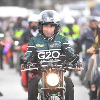 Gaya Jokowi Bermotor Saat 'Blusukan' di Kawasan Danau Toba