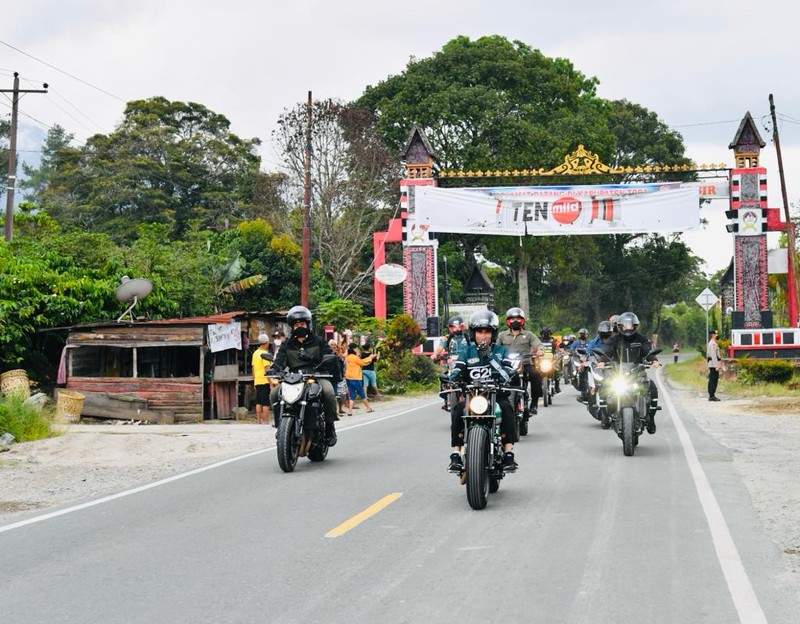 Presiden Jokowi dan sejumlah menteri yang mendampinginya dalam kunjungan kerja di Sumatera Utara menaiki sepeda motor dari Simpang Tiga Bandar Udara Sibisa, Kabupaten Toba menuju Kawasan Pantai Bebas Parapat, Kabupaten Simalungun, Rabu, 2 Februari 2022. (Dok: Biro Pers Sekretariat Presiden) Presiden Jokowi dan sejumlah menteri yang mendampinginya dalam kunjungan kerja di Sumatera Utara menaiki sepeda motor dari Simpang Tiga Bandar Udara Sibisa, Kabupaten Toba menuju Kawasan Pantai Bebas Parapat, Kabupaten Simalungun, Rabu, 2 Februari 2022. (Dok: Biro Pers Sekretariat Presiden)