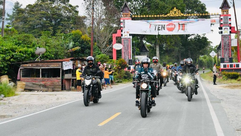 Presiden Jokowi dan sejumlah menteri yang mendampinginya dalam kunjungan kerja di Sumatera Utara menaiki sepeda motor dari Simpang Tiga Bandar Udara Sibisa, Kabupaten Toba menuju Kawasan Pantai Bebas Parapat, Kabupaten Simalungun, Rabu, 2 Februari 2022. (Dok: Biro Pers Sekretariat Presiden)