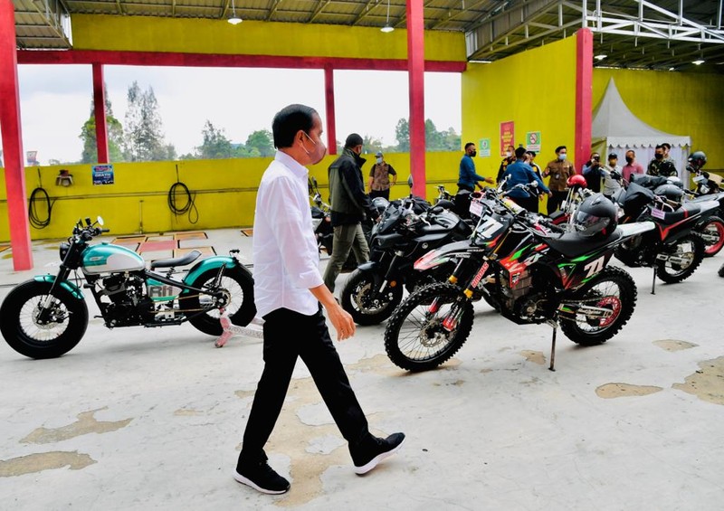 Presiden Jokowi dan sejumlah menteri yang mendampinginya dalam kunjungan kerja di Sumatera Utara menaiki sepeda motor dari Simpang Tiga Bandar Udara Sibisa, Kabupaten Toba menuju Kawasan Pantai Bebas Parapat, Kabupaten Simalungun, Rabu, 2 Februari 2022. (Dok: Biro Pers Sekretariat Presiden) Presiden Jokowi dan sejumlah menteri yang mendampinginya dalam kunjungan kerja di Sumatera Utara menaiki sepeda motor dari Simpang Tiga Bandar Udara Sibisa, Kabupaten Toba menuju Kawasan Pantai Bebas Parapat, Kabupaten Simalungun, Rabu, 2 Februari 2022. (Dok: Biro Pers Sekretariat Presiden)