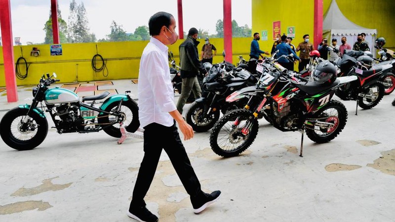 Presiden Jokowi dan sejumlah menteri yang mendampinginya dalam kunjungan kerja di Sumatera Utara menaiki sepeda motor dari Simpang Tiga Bandar Udara Sibisa, Kabupaten Toba menuju Kawasan Pantai Bebas Parapat, Kabupaten Simalungun, Rabu, 2 Februari 2022. (Dok: Biro Pers Sekretariat Presiden)