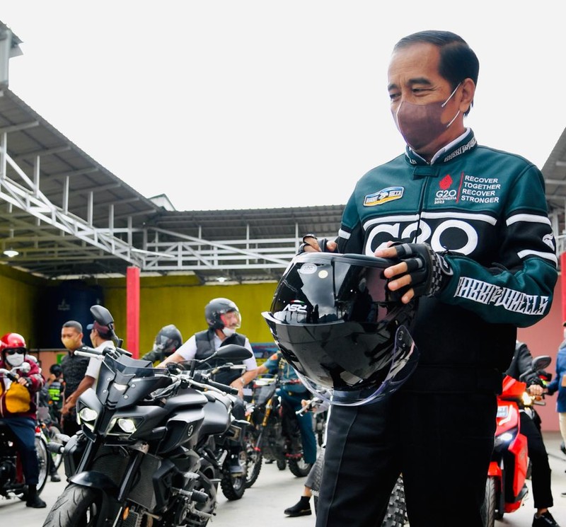 Presiden Jokowi dan sejumlah menteri yang mendampinginya dalam kunjungan kerja di Sumatera Utara menaiki sepeda motor dari Simpang Tiga Bandar Udara Sibisa, Kabupaten Toba menuju Kawasan Pantai Bebas Parapat, Kabupaten Simalungun, Rabu, 2 Februari 2022. (Dok: Biro Pers Sekretariat Presiden) Presiden Jokowi dan sejumlah menteri yang mendampinginya dalam kunjungan kerja di Sumatera Utara menaiki sepeda motor dari Simpang Tiga Bandar Udara Sibisa, Kabupaten Toba menuju Kawasan Pantai Bebas Parapat, Kabupaten Simalungun, Rabu, 2 Februari 2022. (Dok: Biro Pers Sekretariat Presiden)