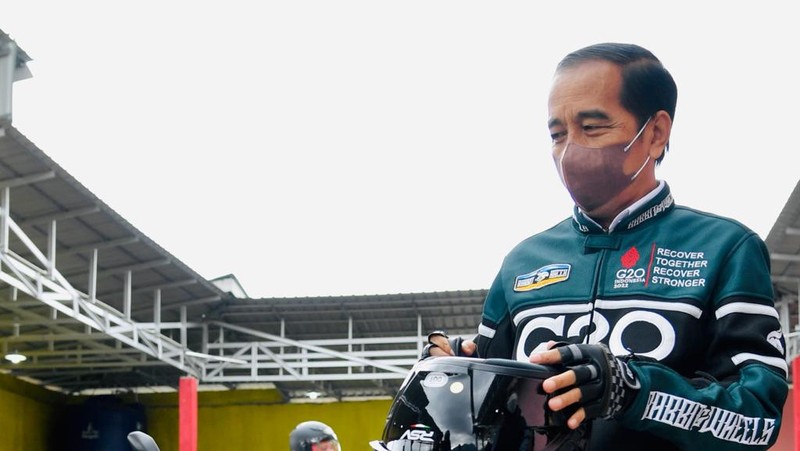 Presiden Jokowi dan sejumlah menteri yang mendampinginya dalam kunjungan kerja di Sumatera Utara menaiki sepeda motor dari Simpang Tiga Bandar Udara Sibisa, Kabupaten Toba menuju Kawasan Pantai Bebas Parapat, Kabupaten Simalungun, Rabu, 2 Februari 2022. (Dok: Biro Pers Sekretariat Presiden)