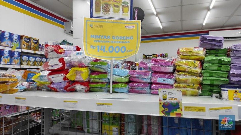 Rak minyak goreng kosong disalah satu Indomaret di Jakarta (CNBC Indonesia/Andrean Kristianto)