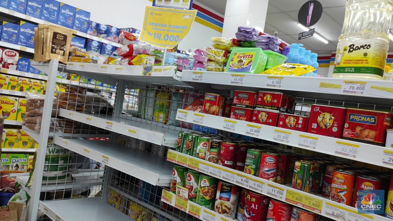 Rak minyak goreng kosong disalah satu Indomaret di Jakarta (CNBC Indonesia/Andrean Kristianto) Rak minyak goreng kosong disalah satu Indomaret di Jakarta (CNBC Indonesia/Andrean Kristianto)