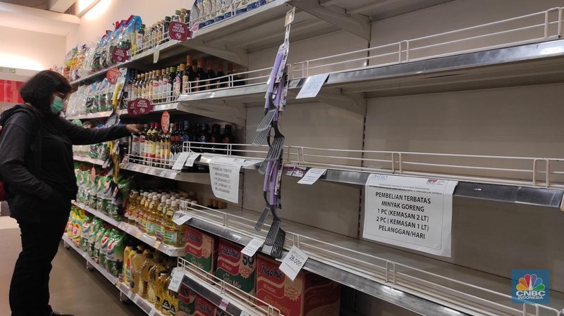 Rak minyak goreng kosong disalah satu Indomaret di Jakarta (CNBC Indonesia/Andrean Kristianto)