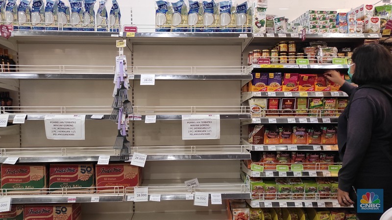 Rak minyak goreng kosong disalah satu Indomaret di Jakarta (CNBC Indonesia/Andrean Kristianto) Rak minyak goreng kosong disalah satu Indomaret di Jakarta (CNBC Indonesia/Andrean Kristianto)