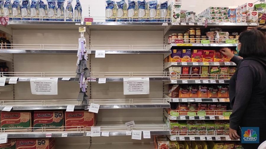 Rak minyak goreng kosong disalah satu Indomaret di Jakarta (CNBC Indonesia/Andrean Kristianto)