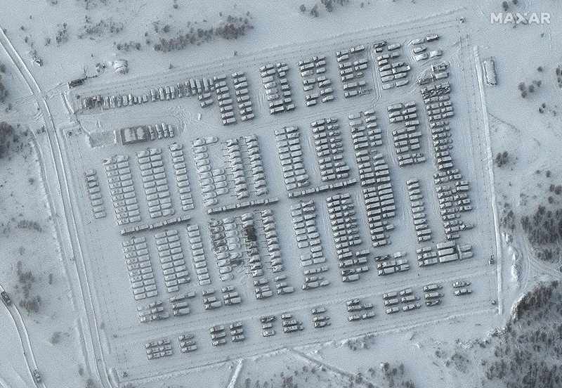 Citra satelit yang diambil pada Rabu (2/2/2022) waktu setempat, menunjukkan pasukan darat Rusia dalam jumlah besar ditempatkan di Kota Yelnya, Region Smolensk Oblast. Negara barat seperti AS dan NATO mengaku khawatir dengan aktivitas Rusia yang menempatkan pasukannya di perbatasan dengan Ukraina (via REUTERS/MAXAR TECHNOLOGIES)