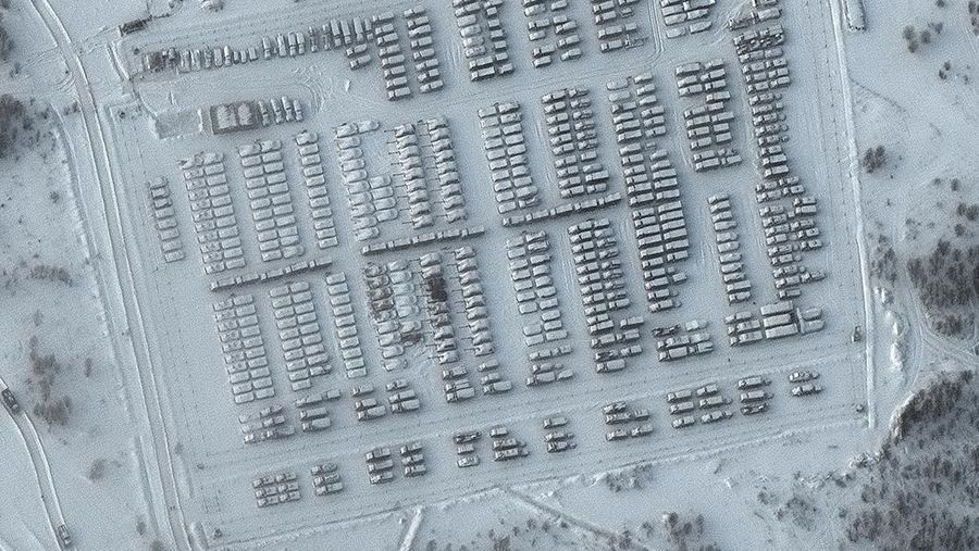 Citra satelit yang diambil pada Rabu (2/2/2022) waktu setempat, menunjukkan pasukan darat Rusia dalam jumlah besar ditempatkan di Kota Yelnya, Region Smolensk Oblast. Negara barat seperti AS dan NATO mengaku khawatir dengan aktivitas Rusia yang menempatkan pasukannya di perbatasan dengan Ukraina (via REUTERS/MAXAR TECHNOLOGIES)