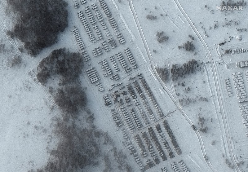 Citra satelit yang diambil pada Rabu (2/2/2022) waktu setempat, menunjukkan pasukan darat Rusia dalam jumlah besar ditempatkan di Kota Yelnya, Region Smolensk Oblast. Negara barat seperti AS dan NATO mengaku khawatir dengan aktivitas Rusia yang menempatkan pasukannya di perbatasan dengan Ukraina (via REUTERS/MAXAR TECHNOLOGIES)