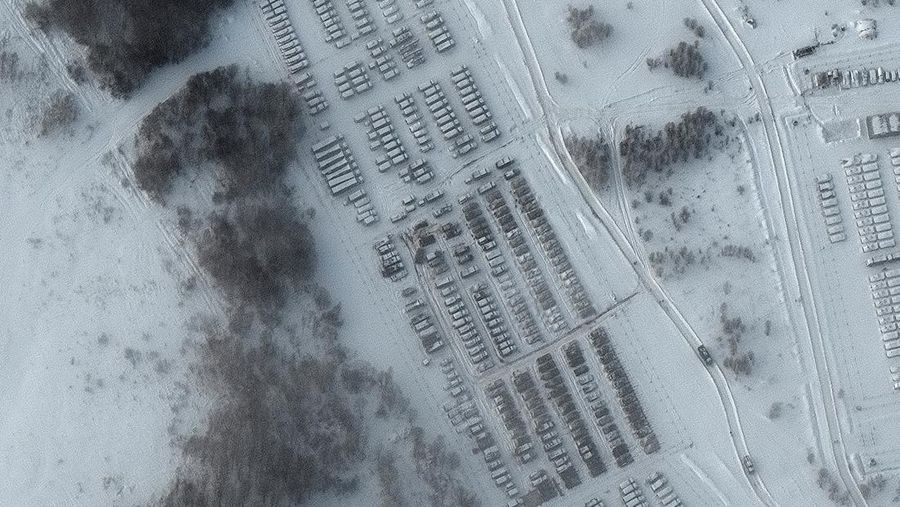 Citra satelit yang diambil pada Rabu (2/2/2022) waktu setempat, menunjukkan pasukan darat Rusia dalam jumlah besar ditempatkan di Kota Yelnya, Region Smolensk Oblast. Negara barat seperti AS dan NATO mengaku khawatir dengan aktivitas Rusia yang menempatkan pasukannya di perbatasan dengan Ukraina (via REUTERS/MAXAR TECHNOLOGIES)