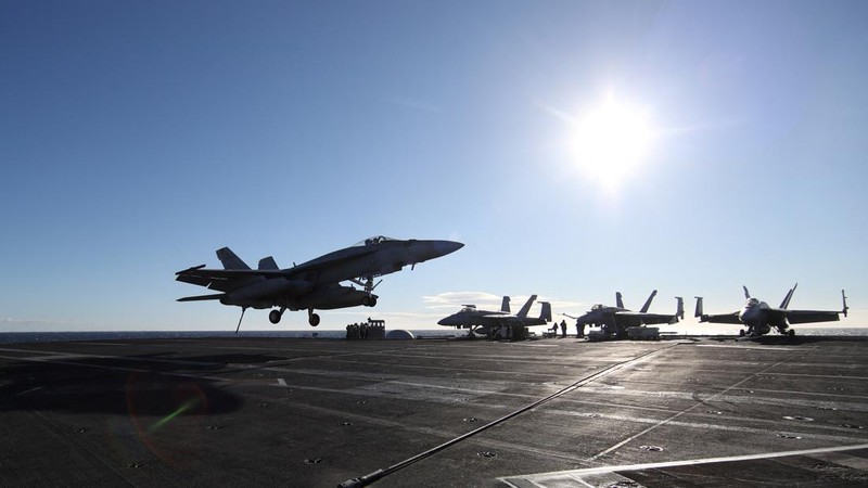 Kapal induk Amerika Serikat (AS), USS Harry S Truman, menggelar latihan militer di perairan Laut Adriatik  (REUTERS/YARA NARDI)