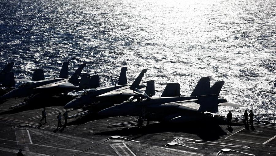 Kapal induk Amerika Serikat (AS), USS Harry S Truman, menggelar latihan militer di perairan Laut Adriatik  (REUTERS/YARA NARDI)