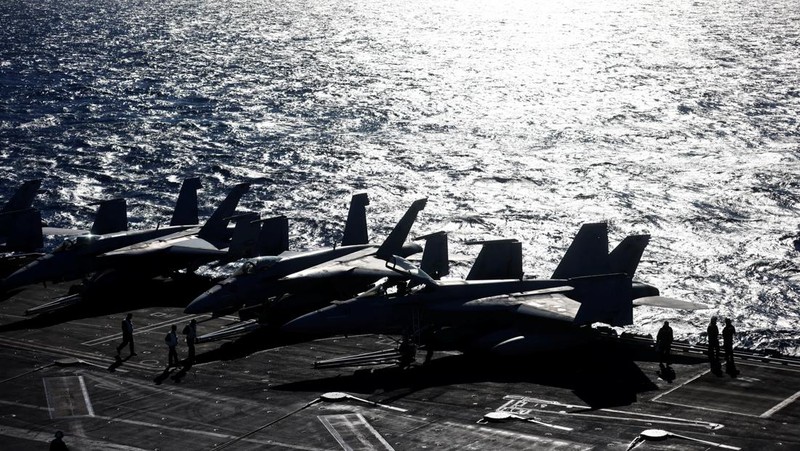 Kapal induk Amerika Serikat (AS), USS Harry S Truman, menggelar latihan militer di perairan Laut Adriatik  (REUTERS/YARA NARDI)