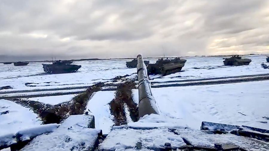 Kendaraan tank pasukan darat Rusia dalam jumlah besar ditempatkan di Kota Yelnya, Region Smolensk Oblast. AP/