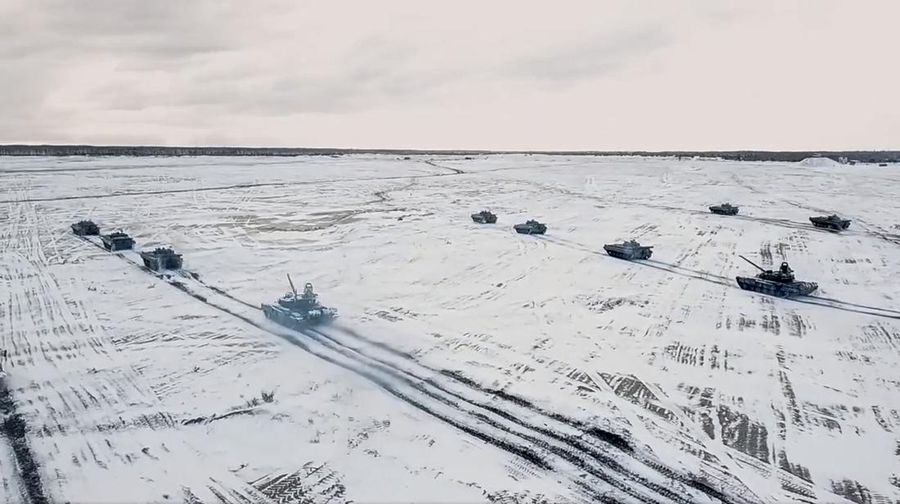 Kendaraan tank pasukan darat Rusia dalam jumlah besar ditempatkan di Kota Yelnya, Region Smolensk Oblast. AP/