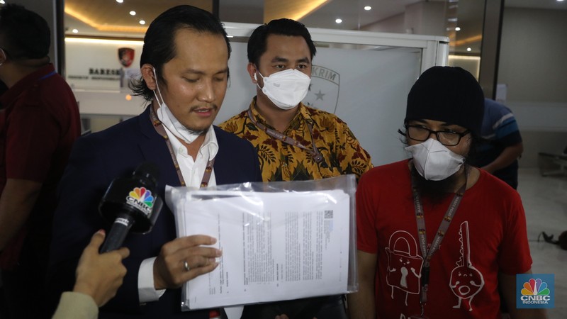 Kuasa hukum korban Finsensius Mendro bersama perwakilan korban trading binary option, Binomo tiba di Badan Reserse Kriminal Polri, Jakarta, Kamis (3/2/2022). Mereka datang untuk membuat pelaporan  atas dugaan tindak pidana trading ilegal. (CNBC Indonesia/Andrean Kristianto)