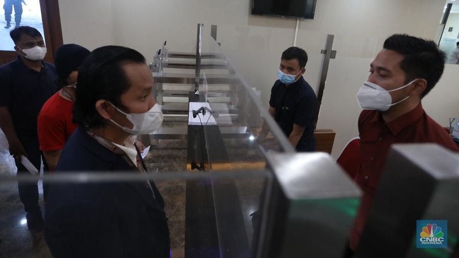 Kuasa hukum korban Finsensius Mendro bersama perwakilan korban trading binary option, Binomo tiba di Badan Reserse Kriminal Polri, Jakarta, Kamis (3/2/2022). Mereka datang untuk membuat pelaporan  atas dugaan tindak pidana trading ilegal. (վ/Andrean Kristianto)