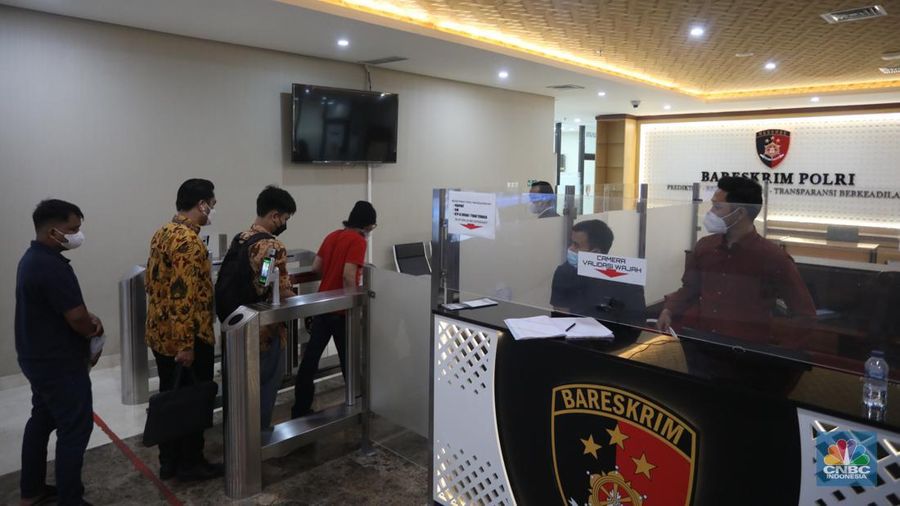 Kuasa hukum korban Finsensius Mendro bersama perwakilan korban trading binary option, Binomo tiba di Badan Reserse Kriminal Polri, Jakarta, Kamis (3/2/2022). Mereka datang untuk membuat pelaporan  atas dugaan tindak pidana trading ilegal. (վ/Andrean Kristianto)