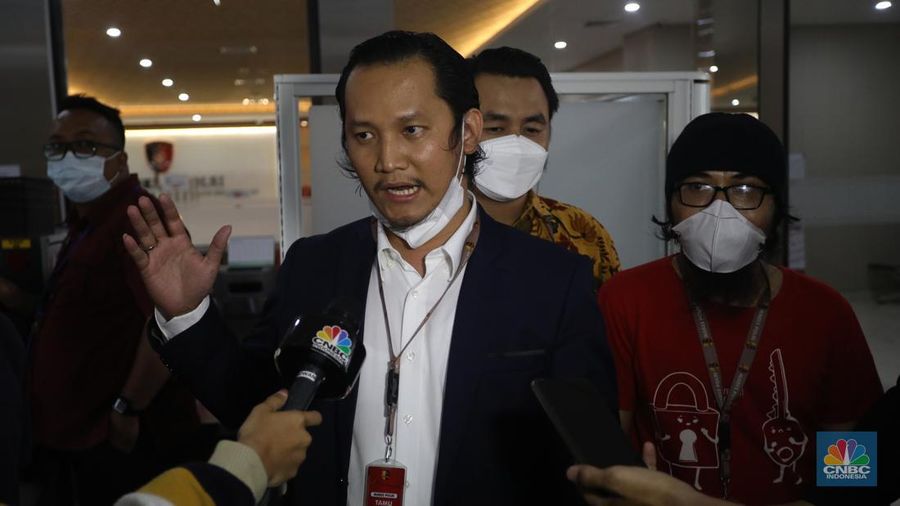 Kuasa hukum korban Finsensius Mendro bersama perwakilan korban trading binary option, Binomo tiba di Badan Reserse Kriminal Polri, Jakarta, Kamis (3/2/2022). Mereka datang untuk membuat pelaporan  atas dugaan tindak pidana trading ilegal. (CNBC Indonesia/Andrean Kristianto)