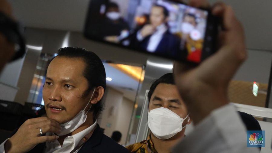 Kuasa hukum korban Finsensius Mendro bersama perwakilan korban trading binary option, Binomo tiba di Badan Reserse Kriminal Polri, Jakarta, Kamis (3/2/2022). Mereka datang untuk membuat pelaporan  atas dugaan tindak pidana trading ilegal. (վ/Andrean Kristianto)