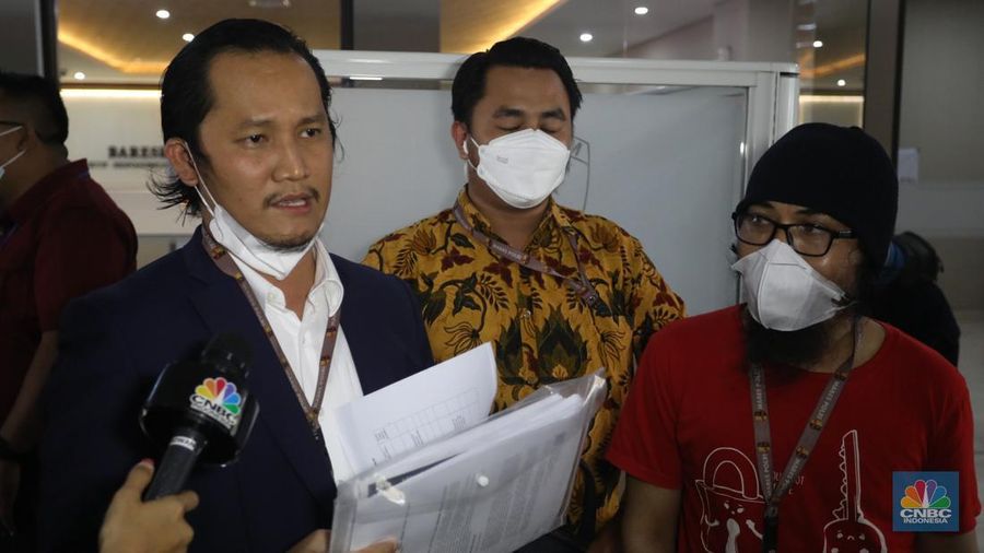 Kuasa hukum korban Finsensius Mendro bersama perwakilan korban trading binary option, Binomo tiba di Badan Reserse Kriminal Polri, Jakarta, Kamis (3/2/2022). Mereka datang untuk membuat pelaporan  atas dugaan tindak pidana trading ilegal. (CNBC Indonesia/Andrean Kristianto)