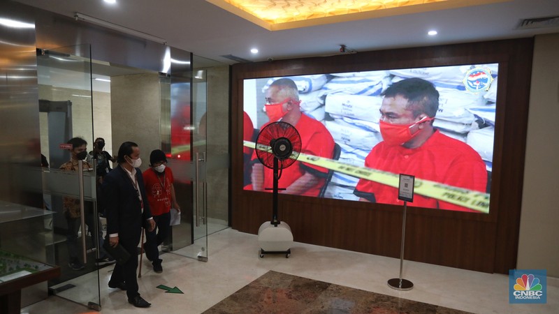Kuasa hukum korban Finsensius Mendro bersama perwakilan korban trading binary option, Binomo tiba di Badan Reserse Kriminal Polri, Jakarta, Kamis (3/2/2022). Mereka datang untuk membuat pelaporan atas dugaan tindak pidana trading ilegal. (CNBC Indonesia/Andrean Kristianto) Kuasa hukum korban Finsensius Mendro bersama perwakilan korban trading binary option, Binomo tiba di Badan Reserse Kriminal Polri, Jakarta, Kamis (3/2/2022). Mereka datang untuk membuat pelaporan atas dugaan tindak pidana trading ilegal. (CNBC Indonesia/Andrean Kristianto)