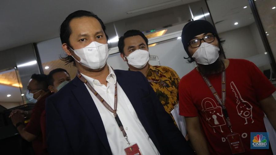 Kuasa hukum korban Finsensius Mendro bersama perwakilan korban trading binary option, Binomo tiba di Badan Reserse Kriminal Polri, Jakarta, Kamis (3/2/2022). Mereka datang untuk membuat pelaporan  atas dugaan tindak pidana trading ilegal. (CNBC Indonesia/Andrean Kristianto)