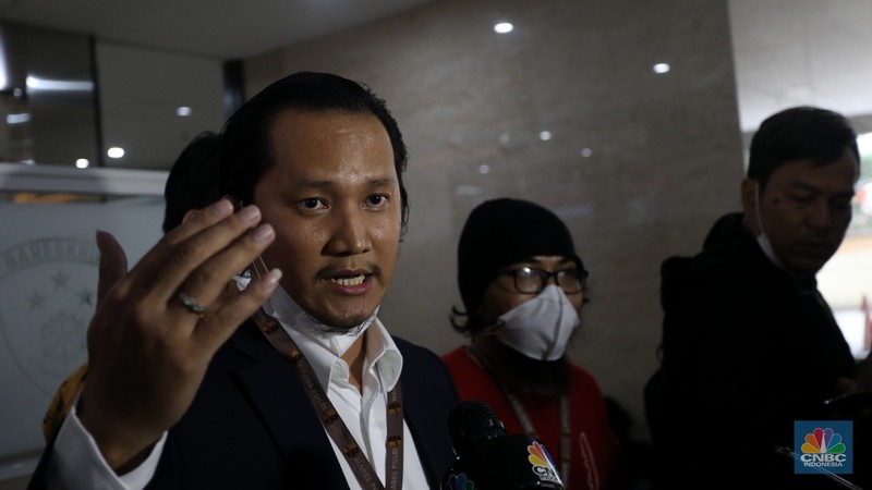 Kuasa hukum korban Finsensius Mendro bersama perwakilan korban trading binary option, Binomo tiba di Badan Reserse Kriminal Polri, Jakarta, Kamis (3/2/2022). Mereka datang untuk membuat pelaporan  atas dugaan tindak pidana trading ilegal. (CNBC Indonesia/Andrean Kristianto)