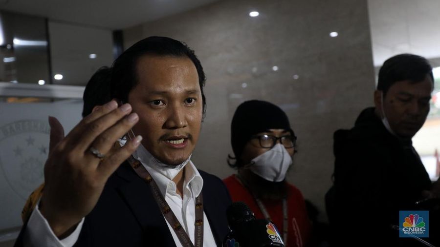 Kuasa hukum korban Finsensius Mendro bersama perwakilan korban trading binary option, Binomo tiba di Badan Reserse Kriminal Polri, Jakarta, Kamis (3/2/2022). Mereka datang untuk membuat pelaporan  atas dugaan tindak pidana trading ilegal. (վ/Andrean Kristianto)
