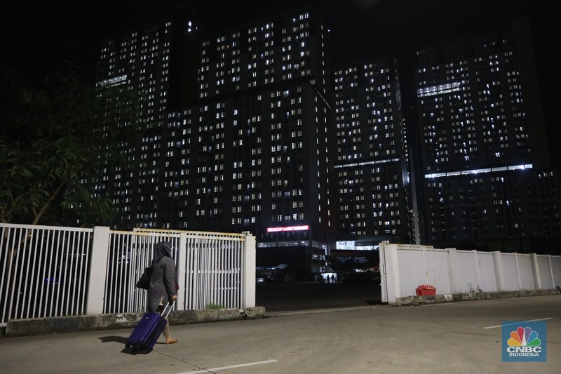 Pasien membawa koper untuk melakukan isolasi di Rumah Sakit Darurat COVID-19 (RSDC) Wisma Atlet, Kamis (3/2/2022). (CNBC Indonesia/ Andrean Kristianto) Pasien membawa koper untuk melakukan isolasi di Rumah Sakit Darurat COVID-19 (RSDC) Wisma Atlet, Kamis (3/2/2022). Pasien COVID-19 yang dirawat di Rumah Sakit Darurat COVID-19 (RSDC) Wisma Atlet terus meningkat terus. Hingga Kamis (3/2/2022) tercatat sebanyak 5.000 pasien yang dirawat. Penambahan pasien COVID-19 belakangan ini konsisten di dua ratus kasus. Per Kamis (3/2), tercatat ada 268 kasus baru yang dilaporkan. Bahkan, berdasarkan catatan grafik bulanan RSDC Wisma Atlet Kemayoran, peningkatan rawat inap pasien COVID-19 melonjak tinggi sejak akhir Desember hingga Februari 2022. (CNBC Indonesia/ Andrean Kristianto)