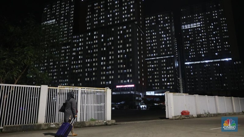 Pasien membawa koper untuk melakukan isolasi di Rumah Sakit Darurat COVID-19 (RSDC) Wisma Atlet, Kamis (3/2/2022). Pasien COVID-19 yang dirawat di Rumah Sakit Darurat COVID-19 (RSDC) Wisma Atlet terus meningkat terus. Hingga Kamis (3/2/2022) tercatat sebanyak 5.000 pasien yang dirawat. Penambahan pasien COVID-19 belakangan ini konsisten di dua ratus kasus. Per Kamis (3/2), tercatat ada 268 kasus baru yang dilaporkan. Bahkan, berdasarkan catatan grafik bulanan RSDC Wisma Atlet Kemayoran, peningkatan rawat inap pasien COVID-19 melonjak tinggi sejak akhir Desember hingga Februari 2022. (CNBC Indonesia/ Andrean Kristianto)
