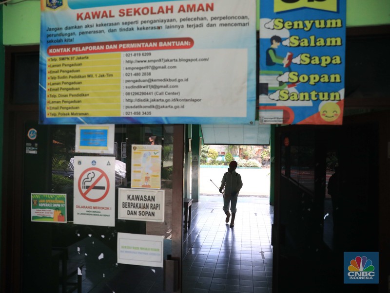 Sejumlah warga antre untuk melakukan test swab di GSI Lab (Genomik Solidaritas Indonesia Laboratorium) (CNBC Indonesia/Andrean kristianto)