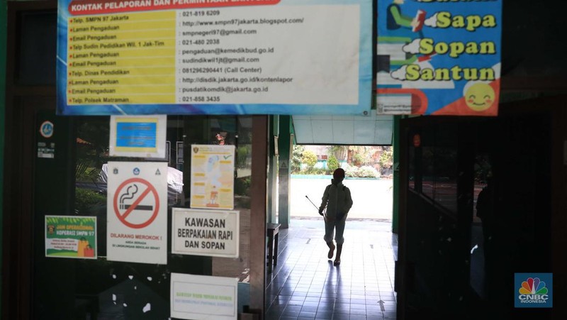 Sejumlah warga antre untuk melakukan test swab di GSI Lab (Genomik Solidaritas Indonesia Laboratorium) (CNBC Indonesia/Andrean kristianto)