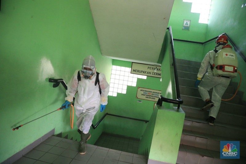 Petugas PMI menyemprotkan disinfektan di salah satu ruang kelas di SMPN 97, Jakarta, Kamis (3/2/2022). (CNBC Indonesia/Muhammad Sabki) Petugas PMI menyemprotkan disinfektan di salah satu ruang kelas di SMPN 97, Jakarta, Kamis (3/2/2022). (CNBC Indonesia/Muhammad Sabki)