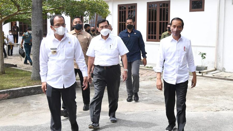 Presiden Joko Widodo bertemu dengan sejumlah anak yang tengah belajar matematika di kawasan Kantor Bupati Humbang Hasundutan, Provinsi Sumatera Utara, pada Kamis, 3 Februari 2022. Anak-anak tersebut belajar matematika dengan metode gasing (gampang, asyik, menyenangkan). (Dok: Biro Pers Sekretariat Presiden)