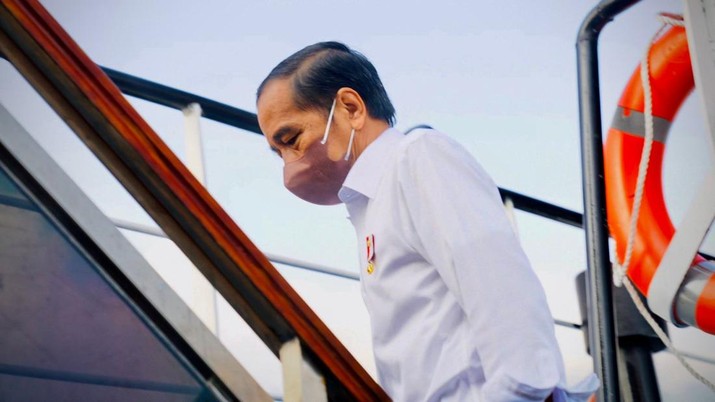 Presiden Joko Widodo (Jokowi) menumpang kapal KMP Kaldera Toba saat menyeberang dari Pelabuhan Ambarita, Kabupaten Samosir, menuju Pelabuhan Ajibata, Kabupaten Toba.  (Biro Pers Sekretariat Presiden/Laily Rachev)