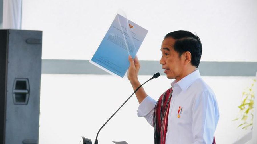 Presiden Joko Widodo menegaskan masyarakat untuk memanfaatkan lahan yang telah diberikan pemerintah sesegera mungkin. Penegasan tersebut disampaikan Kepala Negara saat menyerahkan Surat Keputusan (SK) Hutan Sosial dan SK Tanah Objek Reforma Agraria (TORA) kepada masyarakat di Kabupaten Humbang Hasundutan, Provinsi Sumatera Utara, pada Kamis, 3 Februari 2022. (Dok: Biro Pers Sekretariat Presiden)