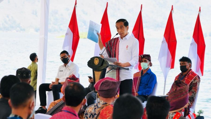 Presiden Joko Widodo menegaskan masyarakat untuk memanfaatkan lahan yang telah diberikan pemerintah sesegera mungkin. Penegasan tersebut disampaikan Kepala Negara saat menyerahkan Surat Keputusan (SK) Hutan Sosial dan SK Tanah Objek Reforma Agraria (TORA) kepada masyarakat di Kabupaten Humbang Hasundutan, Provinsi Sumatera Utara, pada Kamis, 3 Februari 2022. (Dok: Biro Pers Sekretariat Presiden)