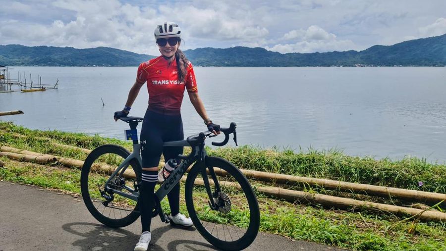 Sejumlah peserta gowes diajak berkeliling Kota Manado sejauh 50 kilometer pada hari kedua pelaksanaan The TX Tondano Manado Road Bike Challage 2021, Minggu 30 Januari 2022.