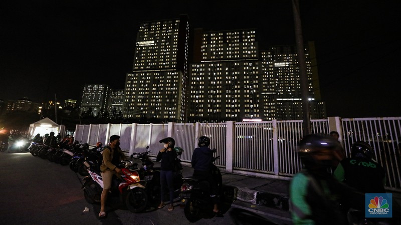 Pasien membawa koper untuk melakukan isolasi di Rumah Sakit Darurat COVID-19 (RSDC) Wisma Atlet, Kamis (3/2/2022). Pasien COVID-19 yang dirawat di Rumah Sakit Darurat COVID-19 (RSDC) Wisma Atlet terus meningkat terus. Hingga Kamis (3/2/2022) tercatat sebanyak 5.000 pasien yang dirawat. Penambahan pasien COVID-19 belakangan ini konsisten di dua ratus kasus. Per Kamis (3/2), tercatat ada 268 kasus baru yang dilaporkan. Bahkan, berdasarkan catatan grafik bulanan RSDC Wisma Atlet Kemayoran, peningkatan rawat inap pasien COVID-19 melonjak tinggi sejak akhir Desember hingga Februari 2022. (CNBC Indonesia/ Andrean Kristianto)