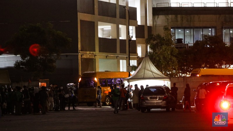 Pasien membawa koper untuk melakukan isolasi di Rumah Sakit Darurat COVID-19 (RSDC) Wisma Atlet, Kamis (3/2/2022). Pasien COVID-19 yang dirawat di Rumah Sakit Darurat COVID-19 (RSDC) Wisma Atlet terus meningkat terus. Hingga Kamis (3/2/2022) tercatat sebanyak 5.000 pasien yang dirawat. Penambahan pasien COVID-19 belakangan ini konsisten di dua ratus kasus. Per Kamis (3/2), tercatat ada 268 kasus baru yang dilaporkan. Bahkan, berdasarkan catatan grafik bulanan RSDC Wisma Atlet Kemayoran, peningkatan rawat inap pasien COVID-19 melonjak tinggi sejak akhir Desember hingga Februari 2022. (CNBC Indonesia/ Andrean Kristianto)