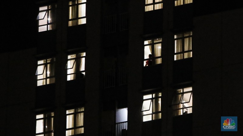 Pasien membawa koper untuk melakukan isolasi di Rumah Sakit Darurat COVID-19 (RSDC) Wisma Atlet, Kamis (3/2/2022). Pasien membawa koper untuk melakukan isolasi di Rumah Sakit Darurat COVID-19 (RSDC) Wisma Atlet, Kamis (3/2/2022). Pasien COVID-19 yang dirawat di Rumah Sakit Darurat COVID-19 (RSDC) Wisma Atlet terus meningkat terus. Hingga Kamis (3/2/2022) tercatat sebanyak 5.000 pasien yang dirawat. Penambahan pasien COVID-19 belakangan ini konsisten di dua ratus kasus. Per Kamis (3/2), tercatat ada 268 kasus baru yang dilaporkan. Bahkan, berdasarkan catatan grafik bulanan RSDC Wisma Atlet Kemayoran, peningkatan rawat inap pasien COVID-19 melonjak tinggi sejak akhir Desember hingga Februari 2022. (CNBC Indonesia/ Andrean Kristianto)