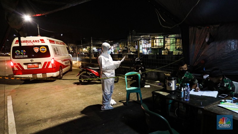 Pasien membawa koper untuk melakukan isolasi di Rumah Sakit Darurat COVID-19 (RSDC) Wisma Atlet, Kamis (3/2/2022). Pasien membawa koper untuk melakukan isolasi di Rumah Sakit Darurat COVID-19 (RSDC) Wisma Atlet, Kamis (3/2/2022). Pasien COVID-19 yang dirawat di Rumah Sakit Darurat COVID-19 (RSDC) Wisma Atlet terus meningkat terus. Hingga Kamis (3/2/2022) tercatat sebanyak 5.000 pasien yang dirawat. Penambahan pasien COVID-19 belakangan ini konsisten di dua ratus kasus. Per Kamis (3/2), tercatat ada 268 kasus baru yang dilaporkan. Bahkan, berdasarkan catatan grafik bulanan RSDC Wisma Atlet Kemayoran, peningkatan rawat inap pasien COVID-19 melonjak tinggi sejak akhir Desember hingga Februari 2022. (CNBC Indonesia/ Andrean Kristianto)